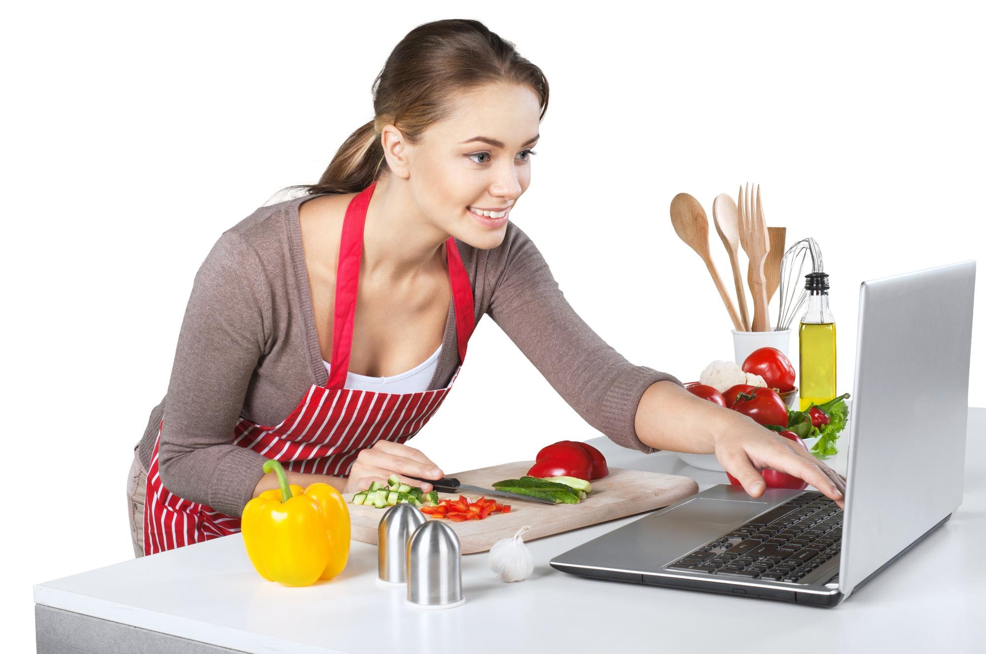 Partecipante segue la lezione da laptop in cucina
